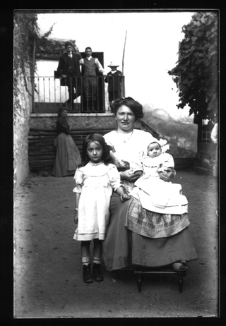 Madre con bambini in posa a Carona