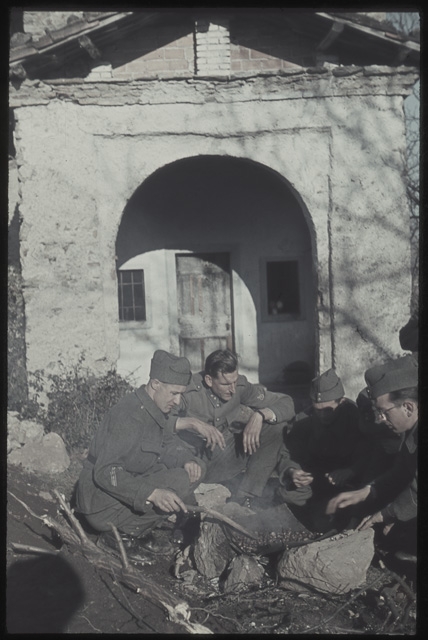 Soldati durante la festa della castagna a Cassina d'Agno