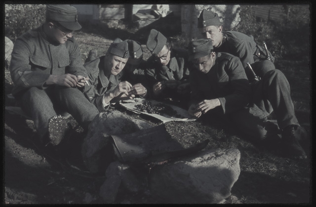 Soldati durante la festa della castagna a Cassina d'Agno