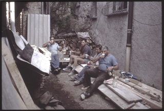 Operai durante un pranzo in cantiere a Vaglio