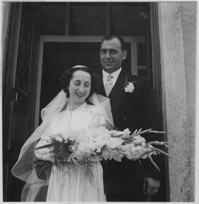 Magda Torrazza e Raoul Grandjean sulla porta del ristorante Storni in occasione del loro matrimonio