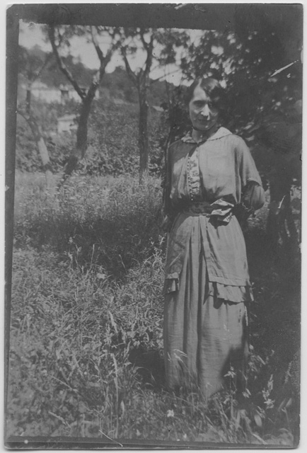 Emma Torrazza in un prato in di Bügei a Tesserete