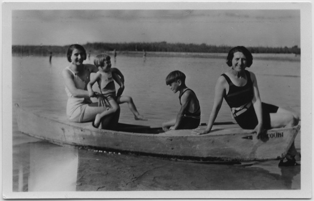 Armida Antonini-Fraschina in barca con amici