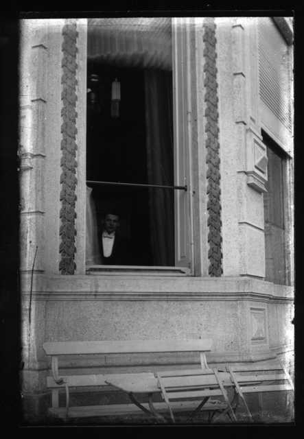 Uomo alla finestra