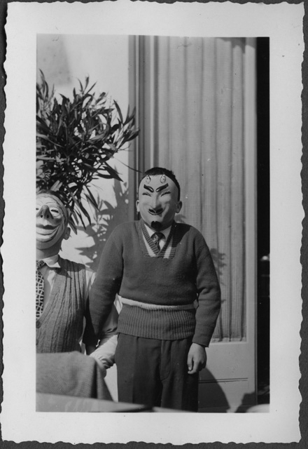 Uomo e ragazzo in maschera