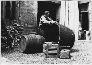 Uomo mentre costruisce una botte