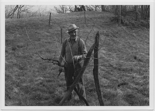 Alfredo Corti mentre cura la vigna a San Matteo