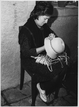 Intrecciatrice di vimini mentre realizza un cappello