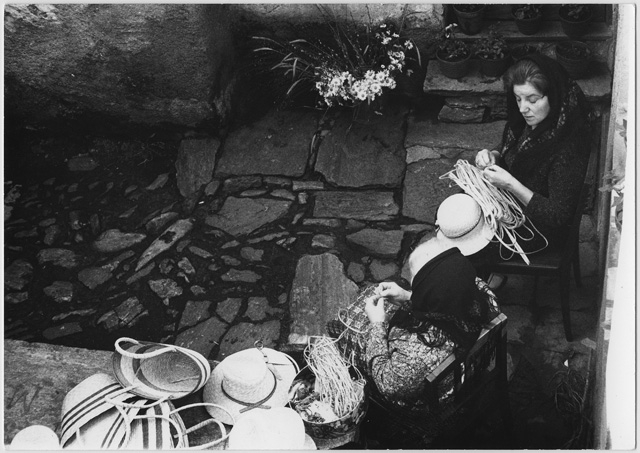 Intrecciatrici di vimini mentre realizzano borse e cappelli