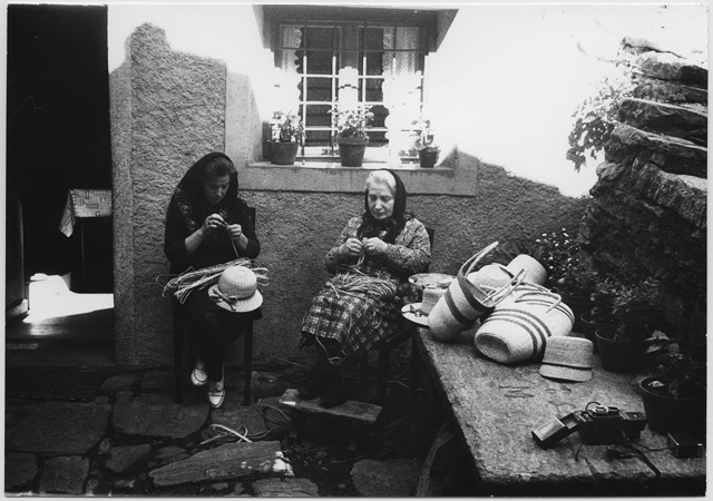 Intrecciatrici di vimini mentre realizzano borse e cappelli