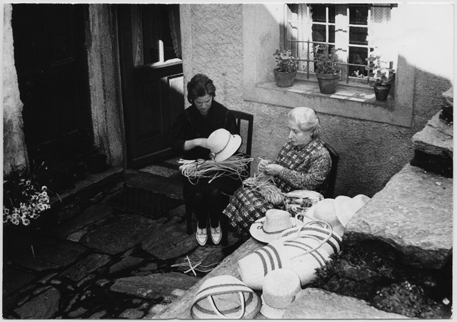 Intrecciatrici di vimini mentre realizzano borse e cappelli