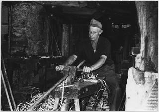 Ebanista al lavoro a Blenio