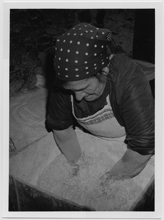 Fiorenta Pinana impegnata nella preparazione del pane a Sonogno