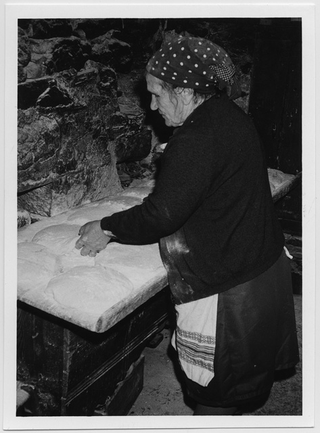 Fiorenta Pinana impegnata nella preparazione del pane a Sonogno