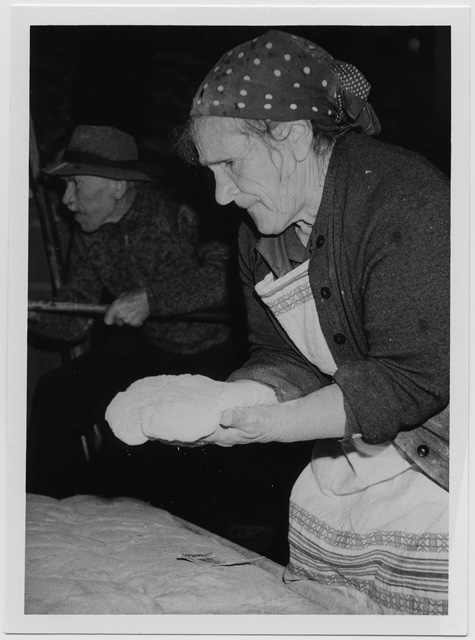 Famiglia Pinana impegnata nella preparazione del pane a Sonogno