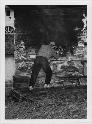 Famiglia Pinana impegnata nella preparazione del pane a Sonogno