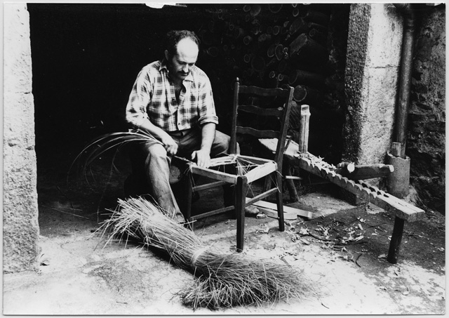 Seggiolaio mentre fodera una sedia
