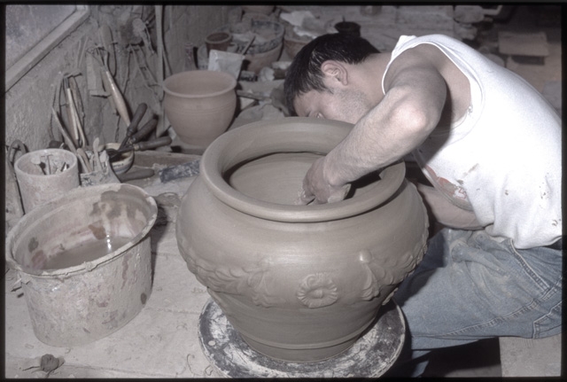 Ceramista mentre modella un vaso