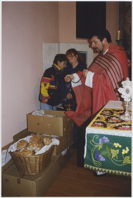 Don Gianfranco Feliciani benedice il pane in occasione della festa di S. Andrea a Campestro