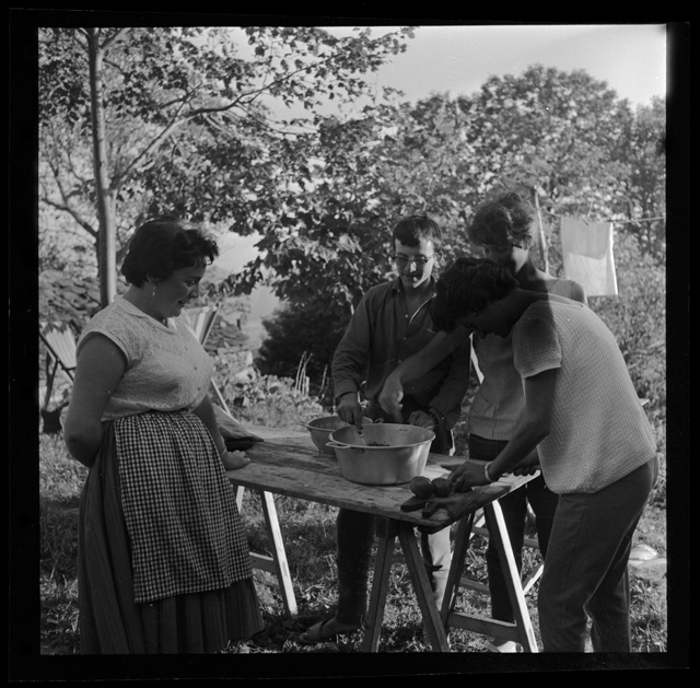 Gruppetto che cucina all'aperto a Cagiallo