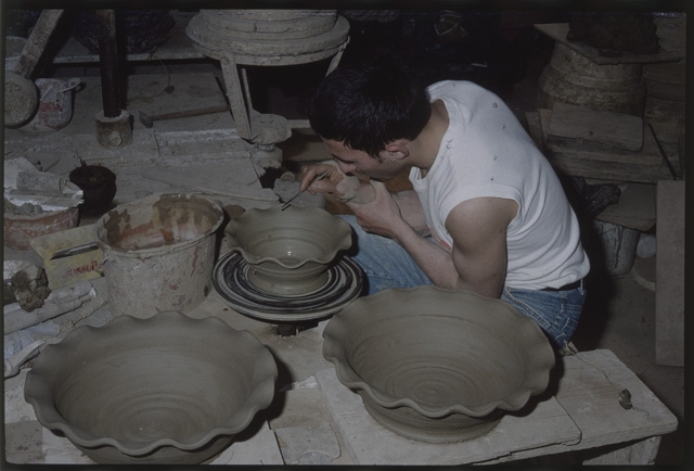Ceramista mentre ultima una ciotola