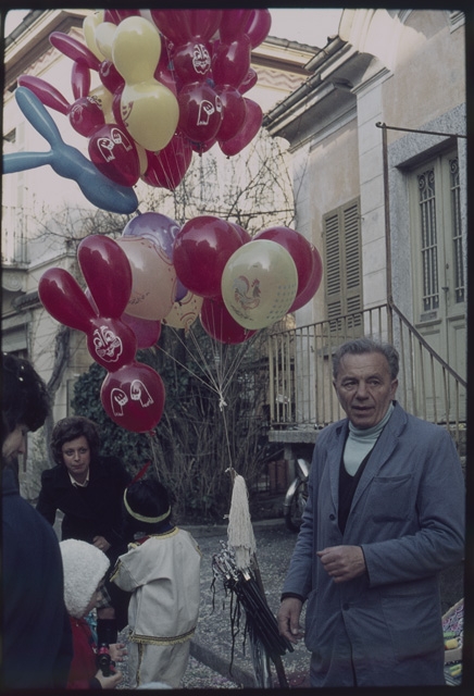 Venditore ambulante di palloncini al carnevale di Tesserete