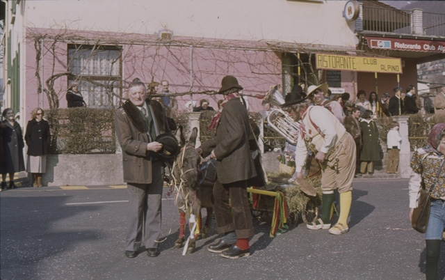 Momento del corteo di carnevale a Tesserete con Or Penagìn e il ministro Porta Penagia