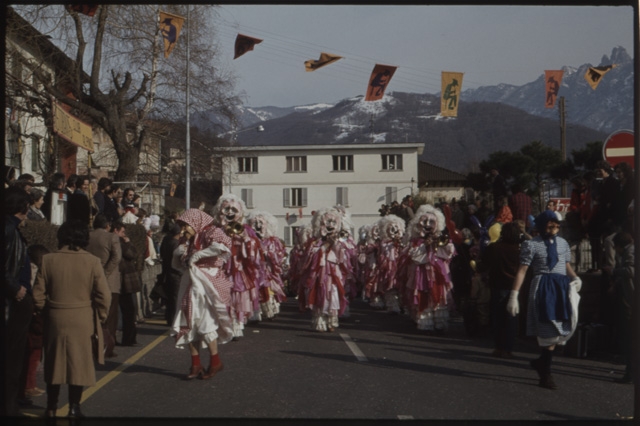 Sfilata delle güggen al carnevale di Tesserete