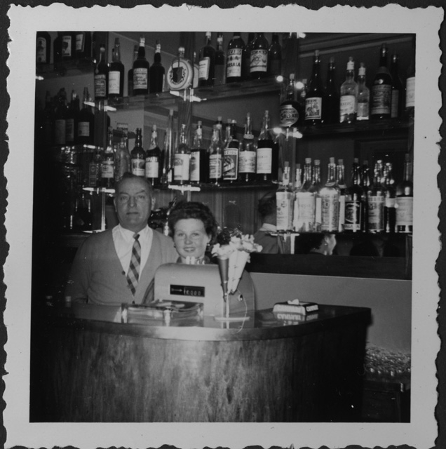 Coppia all'interno del ristorante Commercio