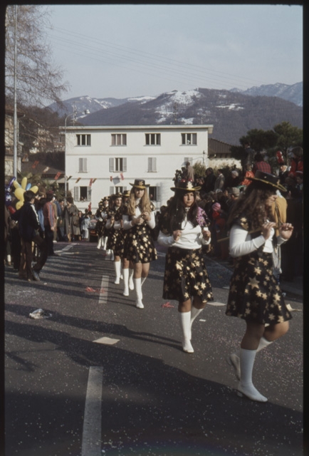 Ragazze mentre eseguono una coreografia durante il corteo di carnevale a Tesserete