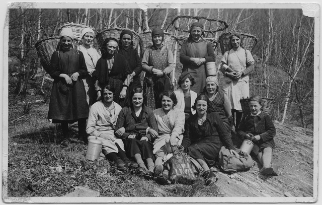 Donne in posa con gerle