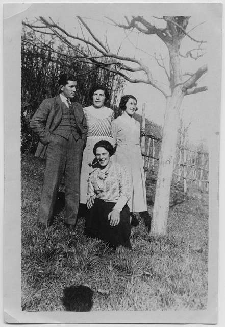 Gruppo in posa in un prato