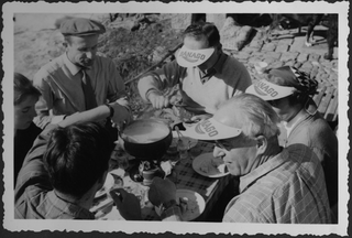 Gruppo che mangia la fondue