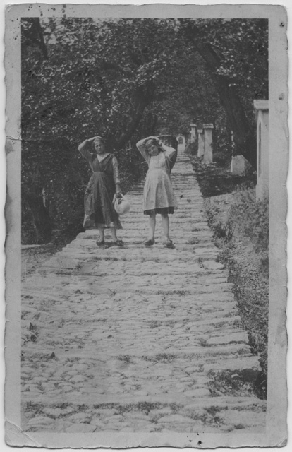 Melania e Maria Stampanoni sulla Via Crucis di Bigorio