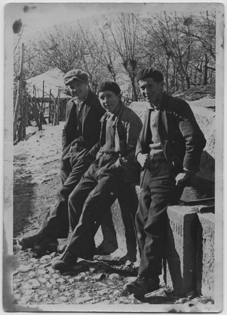 Adolfo Stampanoni (al centro) in posa con amici a Bigorio