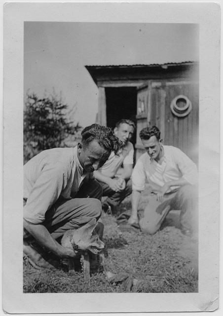 Tre uomini con una volpe