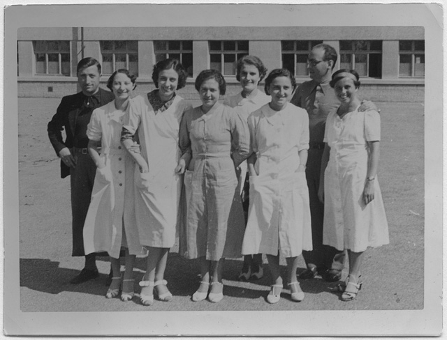 Alunne di un istituto femminile con il professor Remo Canonica (a sinistra)