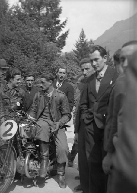 Gruppo di uomini in attesa dell'inizio di una gara motociclistica