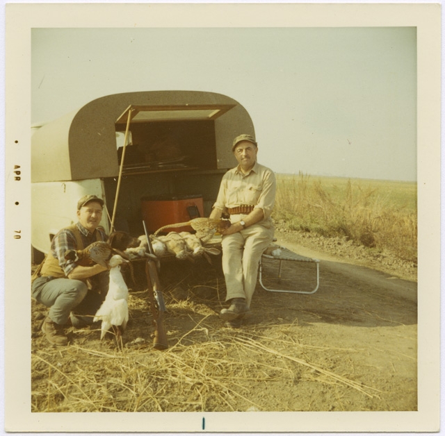 Cacciatori in posa con prede