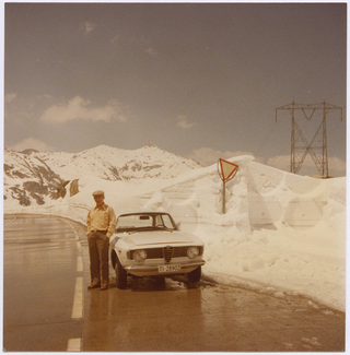 Remo Canonica in posa sulla strada di un passo