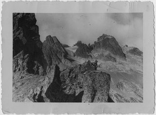 Remo Canonica in posa in cima a un pizzo