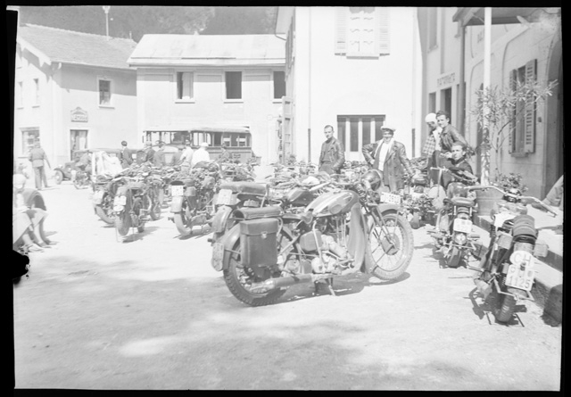 Motociclisti a Zurigo in occasione dell'Esposizione Nazionale