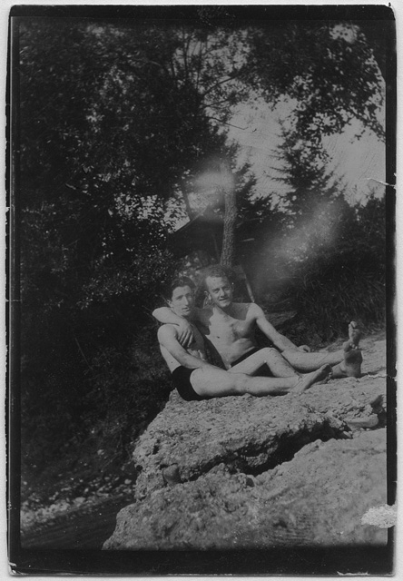 Remo Canonica (a sinistra) al fiume con un amico