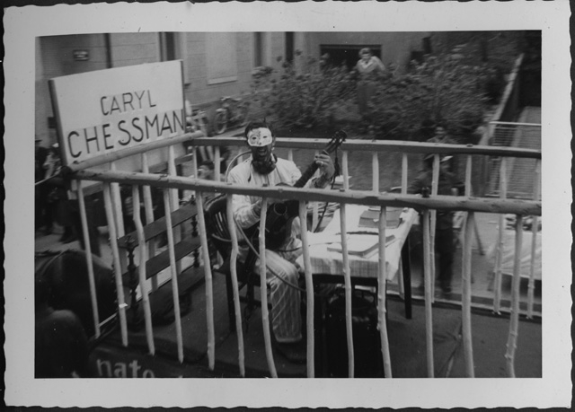 Suonatore di chitarra su un carro di carnevale