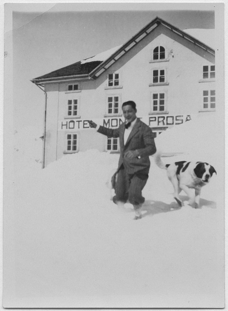 Ragazzo con San Bernardo davanti all'Hotel Monte Prosa sul passo del San Gorttardo