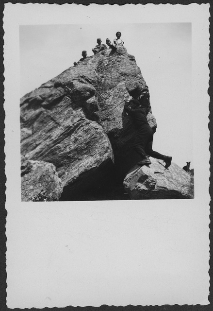 Bambini in posa sopra a una roccia