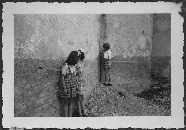 Bambini che giocano lungo il muro di una casa a Casima