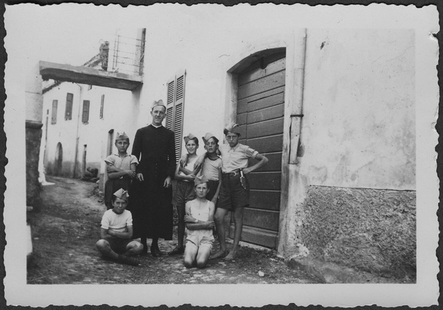 Gruppo Scout in posa con Don Ugo Campana