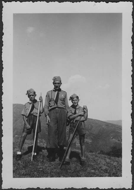 Scout in posa con Don Ugo Campana