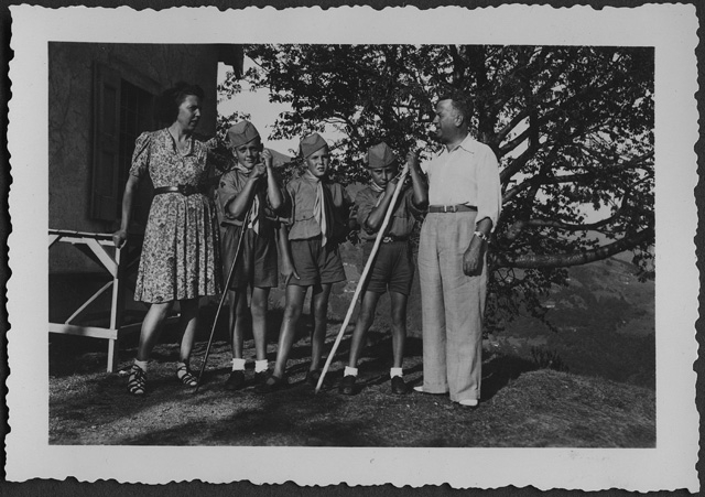 Scout in posa con una coppia durante il campo estivo a Canscei
